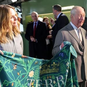 Le roi Charles III d'Angleterre, accompagné de Stella McCartney, visite une exposition célébrant l'innovation britannique durable lors de la Fashion Week à Londres, quelques heures après l'arrestation de son frère, A.Mountbatten-Windsor, le 19 février 2026.
PA Photo/ Bestimage