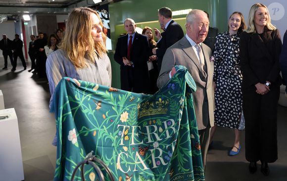 Le roi Charles III d'Angleterre, accompagné de Stella McCartney, visite une exposition célébrant l'innovation britannique durable lors de la Fashion Week à Londres, quelques heures après l'arrestation de son frère, A.Mountbatten-Windsor, le 19 février 2026.
PA Photo/ Bestimage