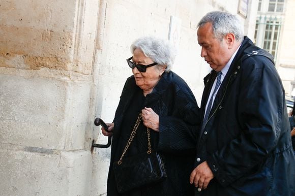 Les proches de Jean Tiberi ont dit un émouvant dernier adieu à l'ancien maire de Paris en l'église Saint-Etienne-du-Mont, dans la capitale : Xavière et Dominique Tibéri, la femme et le fils de Jean Tibéri, sont arrivés émus, mais soudés.
Xavière Tibéri et Dominique Tiberi, la femme et le fils de J. Tiberi - Arrivées aux obsèques de Jean Tiberi, en l'église Saint-Etienne-du-Mont à Paris. © Christophe Clovis / Bestimage