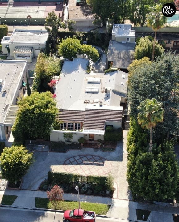 Son ancienne maison de Palm Springs est aujourd'hui proposée à la location sur Airbnb.

Exclusif - La maison de Kirk Douglas, où de nombreuses stars ont écrit leurs noms, est en vente pour 7,5 millions de dollars à Beverly Hills. Backgrid USA / Bestimage