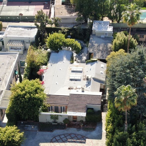 Son ancienne maison de Palm Springs est aujourd'hui proposée à la location sur Airbnb.

Exclusif - La maison de Kirk Douglas, où de nombreuses stars ont écrit leurs noms, est en vente pour 7,5 millions de dollars à Beverly Hills. Backgrid USA / Bestimage