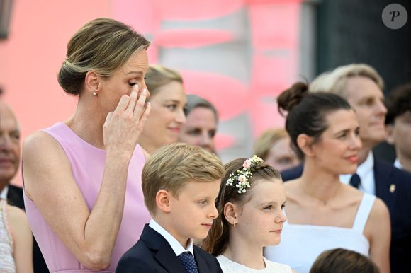 La princesse Charlene ses enfants, le prince héréditaire Jacques la princesse Gabriella et Charlotte Casiraghi à la célébration des 20 ans de règne d'Albert II de Monaco sur la place du Palais à Monaco, le 19 juillet 2025. 

Photo : Bruno Bebert / Bestimage