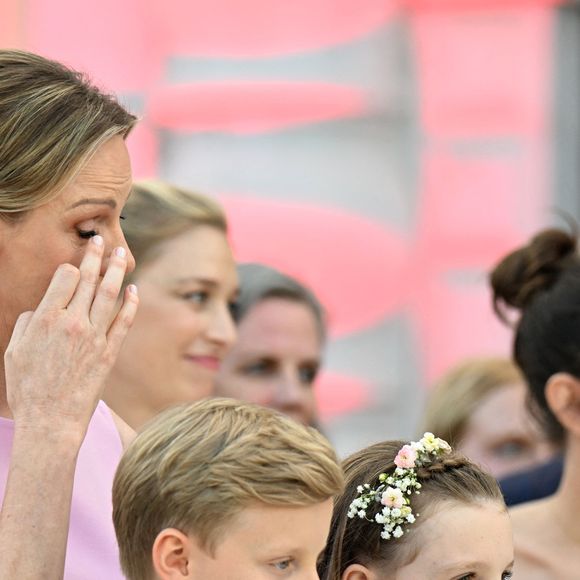 La princesse Charlene ses enfants, le prince héréditaire Jacques la princesse Gabriella et Charlotte Casiraghi à la célébration des 20 ans de règne d'Albert II de Monaco sur la place du Palais à Monaco, le 19 juillet 2025. 

Photo : Bruno Bebert / Bestimage