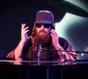 Il dispose également d’un studio personnel à proximité, où il compose dès que l’inspiration lui vient.

Sébastien Tellier, sur le plateau de l'émission "Clique" présentée par M.Achour à Paris, le 12 novembre 2025, et diffusée sur Canal + le 13 novembre 2025.
© Jack Tribeca / Bestimage