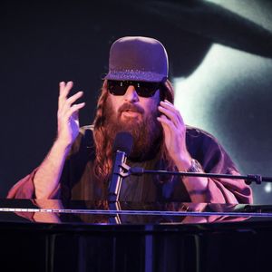Il dispose également d’un studio personnel à proximité, où il compose dès que l’inspiration lui vient.

Sébastien Tellier, sur le plateau de l'émission "Clique" présentée par M.Achour à Paris, le 12 novembre 2025, et diffusée sur Canal + le 13 novembre 2025.
© Jack Tribeca / Bestimage
