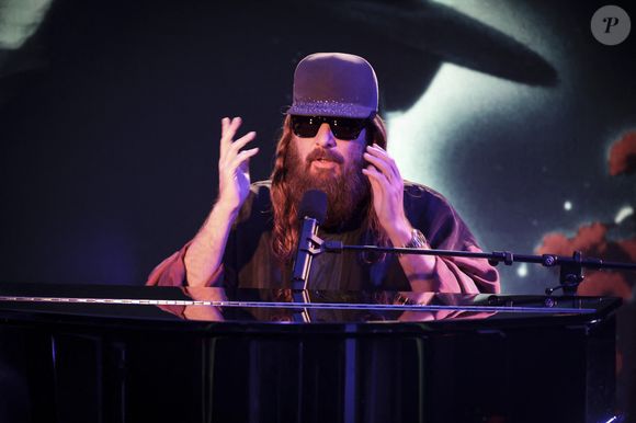 Il dispose également d’un studio personnel à proximité, où il compose dès que l’inspiration lui vient.

Sébastien Tellier, sur le plateau de l'émission "Clique" présentée par M.Achour à Paris, le 12 novembre 2025, et diffusée sur Canal + le 13 novembre 2025.
© Jack Tribeca / Bestimage