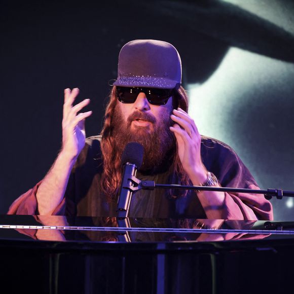 Il dispose également d’un studio personnel à proximité, où il compose dès que l’inspiration lui vient.

Sébastien Tellier, sur le plateau de l'émission "Clique" présentée par M.Achour à Paris, le 12 novembre 2025, et diffusée sur Canal + le 13 novembre 2025.
© Jack Tribeca / Bestimage