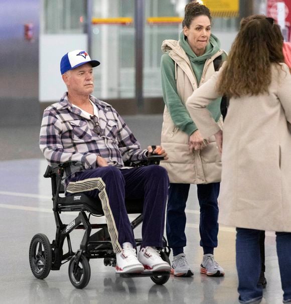 Eric Dane est apparu dans un fauteuil roulant à l'aéroport. 

Eric Dane est aperçu en fauteuil roulant à la sortie de l'aéroport international de Toronto. L'acteur américain de 52 ans, star d'Euphoria, s'est engagé à poursuivre son travail et son combat contre la SLA. Photo par The ImageDirect / Bestimage