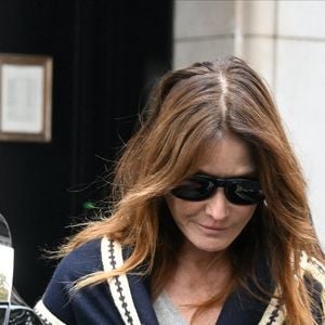 Carla Bruni-Sarkozy - La famille Sarkozy réunie au restaurant du "Four Seasons Hôtel George V" pour l'anniversaire de Giulia Sarkozy (14 ans) à Paris, France, le 19 octobre 2025. Nicolas profite au maximum de ses derniers jours de liberté avant son incarcération à la prison de la Santé mardi 21 octobre. © Agence / Bestimage