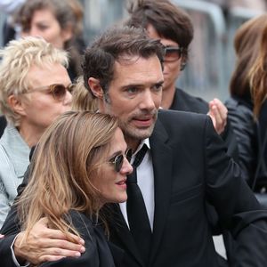 Nicolas Bedos et sa sœur Victoria Bedos - Sorties - Hommage à Guy Bedos en l'église de Saint-Germain-des-Prés à Paris le 4 juin 2020.©Bestimage