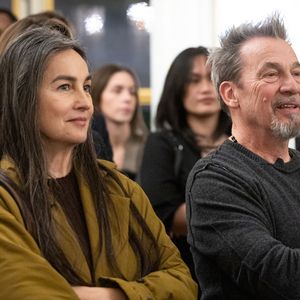 Finalement, elle est elle aussi tombée sous le charme.

Azucena Caamaño, Florent Pagny - Cérémonie de la remise de la médaille de chevalier de l'ordre des arts et des lettres à Alexandre Kirchhoff, PDG du label Capitol Music France par R.Dati au Ministère de la Culture à Paris le 9 janvier 2026.
Cyril Moreau / Bestimage