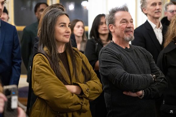 Finalement, elle est elle aussi tombée sous le charme.

Azucena Caamaño, Florent Pagny - Cérémonie de la remise de la médaille de chevalier de l'ordre des arts et des lettres à Alexandre Kirchhoff, PDG du label Capitol Music France par R.Dati au Ministère de la Culture à Paris le 9 janvier 2026.
Cyril Moreau / Bestimage