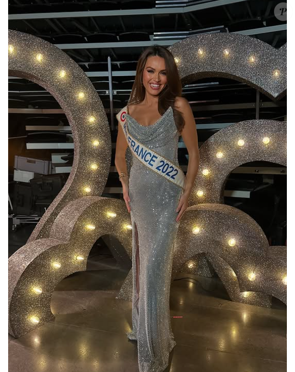 Il s'agit de Diane Leyre, élue Miss France 2022.

Diane Leyre, Miss France 2022.