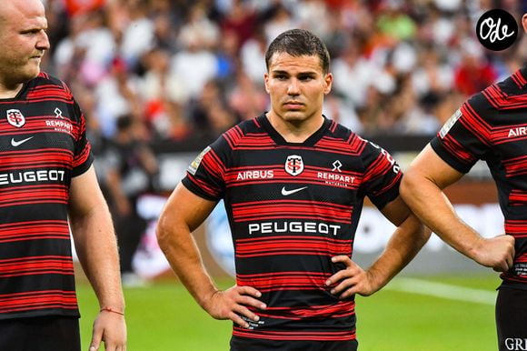 Après avoir partagé plusieurs images de ses vacances avec Antoine Dupont, la jeune femme profite ici d’un cadre plus paisible, entre végétation, eau turquoise et architecture aux accents provençaux. 

Antoine Dupont (Stade Toulousain) - Les Toulousains remportent un quatrième Bouclier de Brennus d'affilée en battant Montpellier (28-20) en finale du Top 14 au stade de France, le 27 juin 2026. 
© Baptiste Autissier / PsnewZ / Bestimage