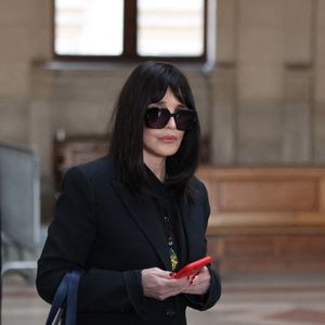Isabelle Adjani arrive pour la tenue de son procès en appel (chambre 2-13) pour fraude fiscale, au Palais de Justice de Paris, le 27 février 2026.
© Julien Sarkissian/Bestimage