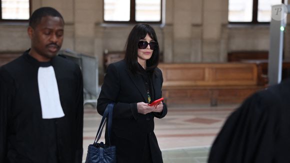 Isabelle Adjani arrive pour la tenue de son procès en appel (chambre 2-13) pour fraude fiscale, au Palais de Justice de Paris, le 27 février 2026.
© Julien Sarkissian/Bestimage