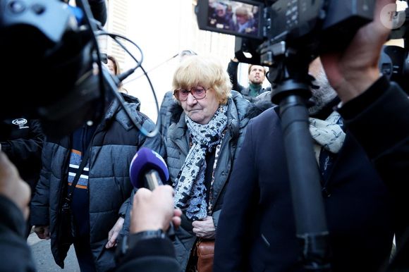 Jacqueline Jacob, 81 ans, la grand-tante du petit Grégory, arrive au palais de justice de Dijon pour être entendue car elle est soupçonnée d'être l'un des corbeaux de l'affaire Grégory.
Dijon, le 24 octobre 2025.
Plus de 40 ans après le meurtre du petit Grégory, sa grand-tante est à nouveau interrogée par la justice, soupçonnée d'être l'une des auteurs des lettres anonymes qui ont menacé la famille pendant des années. L'octogénaire, déjà soupçonnée en 2017, subit son deuxième interrogatoire en vue d'une éventuelle mise en examen, après 41 ans d'une enquête chaotique sur le meurtre de Grégory Villemin, retrouvé noyé, les mains et les pieds liés, à l'âge de 4 ans, le 16 octobre 1984, dans une rivière des Vosges.

© Dominique Jacovides / Bestimage