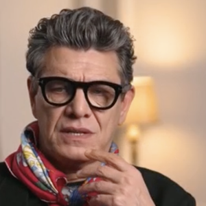 "Elle est mal morte, ma mère. Je me souviens être chez moi et je m'entends dire : ‘Si tu ne la sors pas de là, elle va mourir’", a-t-il raconté à Audrey Crespo-Mara. 

Marc Lavoine se confie sur la douleur de la perte de sa maman