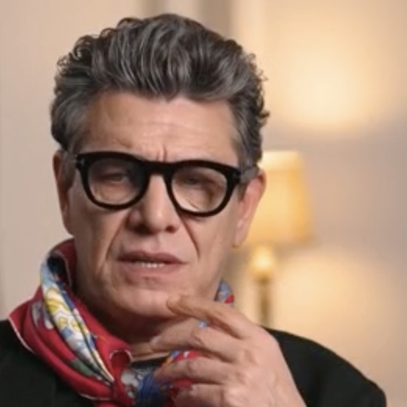 "Elle est mal morte, ma mère. Je me souviens être chez moi et je m'entends dire : ‘Si tu ne la sors pas de là, elle va mourir’", a-t-il raconté à Audrey Crespo-Mara. 

Marc Lavoine se confie sur la douleur de la perte de sa maman