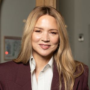 Lors de son passage à Bruxelles le 17 mars sur NRJ, Charlotte Cardin a parlé de sa belle-sœur Virginie Efira et de leurs rencontres familiales : “Ça se passe tellement bien… c’est très chouette et inspirant”.

Virginie Efira - Arrivées à la soirée César Révélations 2026 à l'Elysée Montmartre à Paris le 19 janvier 2026.

© Julien Sarkissian / Bestimage