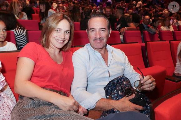 L'heureux papa de quatre enfants y a vécu un grand moment d'émotion grâce à la chanteuse Jeanne Cherhal qui lui a dédié une belle déclaration en chanson.

Exclusif - Nathalie Pechalat et son mari Jean Dujardin - People à la représentation exceptionnelle du spectacle musical "Sur la route Enchantée" de Chantal Goya au Palais des Congrès de la Porte Maillot à Paris - © Jack Tribeca / Bestimage