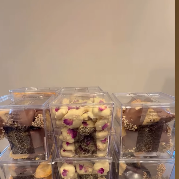 Ses abonnés ont également pu saliver devant les superbes pâtisseries locales qu'elle déguste sur place pour l'occasion.

Laeticia Hallyday en voyage au Maroc pour son anniversaire.
