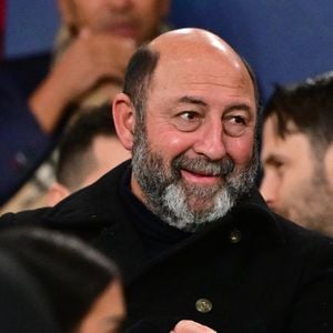 Kad Merad - Célébrités dans les tribunes du match de Ligue des Champions entre le PSG contre le Bayern de Munich (1-2) au Parc des Princes à Paris le 4 novembre 2025. © Christian Liewig/Bestimage