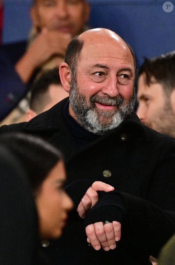 Kad Merad - Célébrités dans les tribunes du match de Ligue des Champions entre le PSG contre le Bayern de Munich (1-2) au Parc des Princes à Paris le 4 novembre 2025. © Christian Liewig/Bestimage