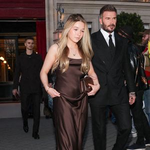 David Beckham et sa fille Harper Seven sortent de l'hôtel La Réserve Paris - Hotel and Spa pour se rendre au défilé de Victoria en marge de la Fashion Week de Paris (PFW), à Paris, France, le 7 mars 2025. © Cyril Moreau/Bestimage