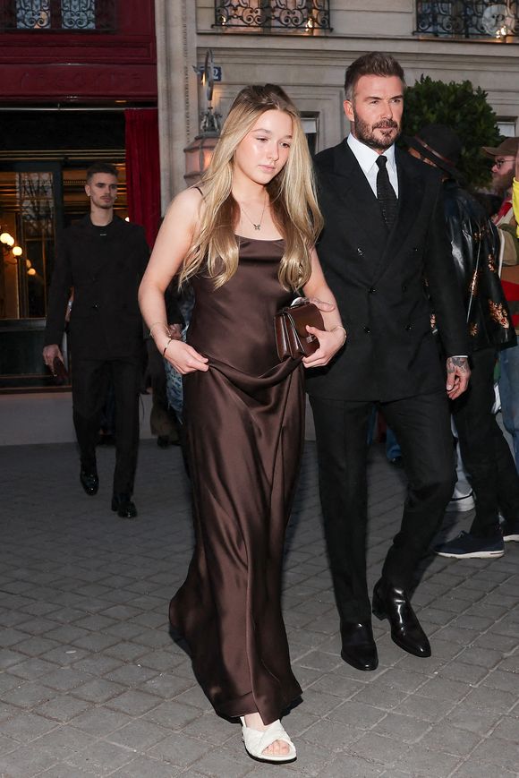 David Beckham et sa fille Harper Seven sortent de l'hôtel La Réserve Paris - Hotel and Spa pour se rendre au défilé de Victoria en marge de la Fashion Week de Paris (PFW), à Paris, France, le 7 mars 2025. © Cyril Moreau/Bestimage
