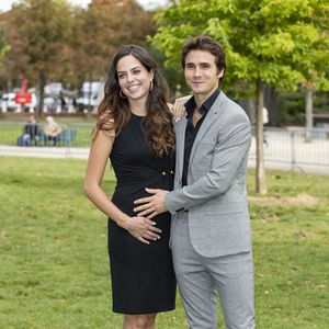Anouchka Delon enceinte et son compagnon Julien Dereims - Arrivées au défilé Elie Saab "Collection Prêt-à-Porter Printemps/Eté 2020" lors de la Fashion Week de Paris (PFW), le 28 septembre 2019.

© Olivier Borde / Bestimage
