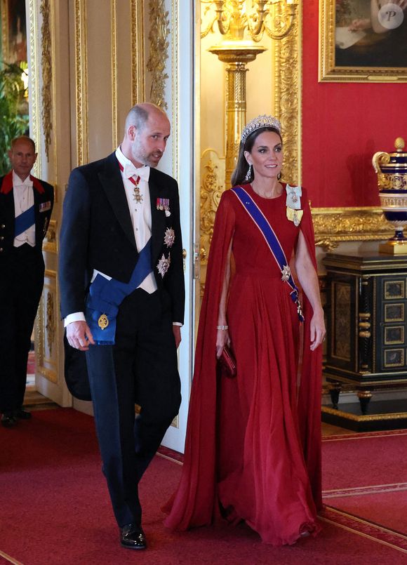 Kate Middleton a ainsi choisi d'arborer une magnifique robe rouge signée Givenchy, ainsi que son diadème fétiche lors de cet évènement

Le prince William et la princesse Kate Middleton lors du Banquet d'État organisé en l'honneur du Président français Emmanuel Macron à Londres le mardi 8 juillet 2025. Photo by Ludovic Marin/Pool/ABACAPRESS.COM