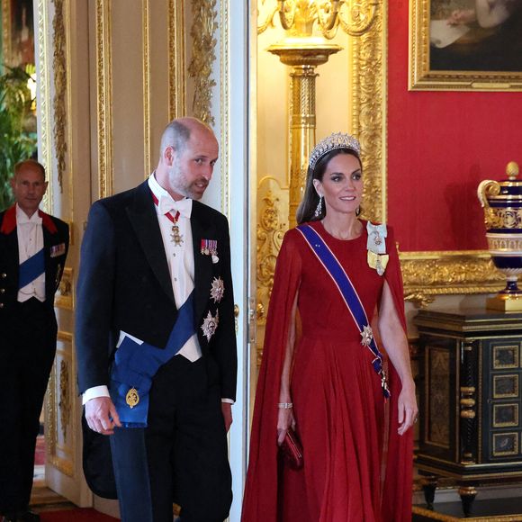 Kate Middleton a ainsi choisi d'arborer une magnifique robe rouge signée Givenchy, ainsi que son diadème fétiche lors de cet évènement

Le prince William et la princesse Kate Middleton lors du Banquet d'État organisé en l'honneur du Président français Emmanuel Macron à Londres le mardi 8 juillet 2025. Photo by Ludovic Marin/Pool/ABACAPRESS.COM