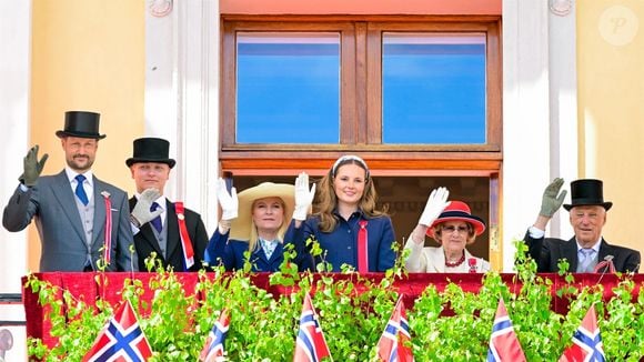 Oslo, NORVÈGE – Le prince Haakon, la princesse Mette-Marit, la princesse Ingrid Alexandra (la princesse Ingrid Alexandra de Norvège) et le prince Sverre Magnus ont célébré la Fête nationale de Norvège vêtus de tenues traditionnelles pour honorer cette occasion patriotique. Backgrid USA / Bestimage