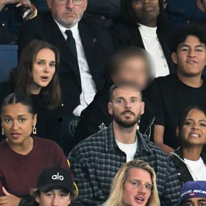 Natalie Portman et son fils Aleph, Angélique Angarni-Filopon (Miss France 2025), Pokora (Matt Pokora), Michel Cymes, Paul Mirabel, Kamel Isker - Célébrités dans les tribunes lors du match de qualification pour la Coupe du Monde 2026 entre la France et l'Islande (2-1) au Parc des Princes à Paris le 9 septembre 2025. © Lionel Urman/Bestimage