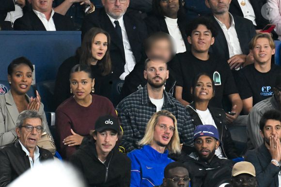 Natalie Portman et son fils Aleph, Angélique Angarni-Filopon (Miss France 2025), Pokora (Matt Pokora), Michel Cymes, Paul Mirabel, Kamel Isker - Célébrités dans les tribunes lors du match de qualification pour la Coupe du Monde 2026 entre la France et l'Islande (2-1) au Parc des Princes à Paris le 9 septembre 2025. © Lionel Urman/Bestimage