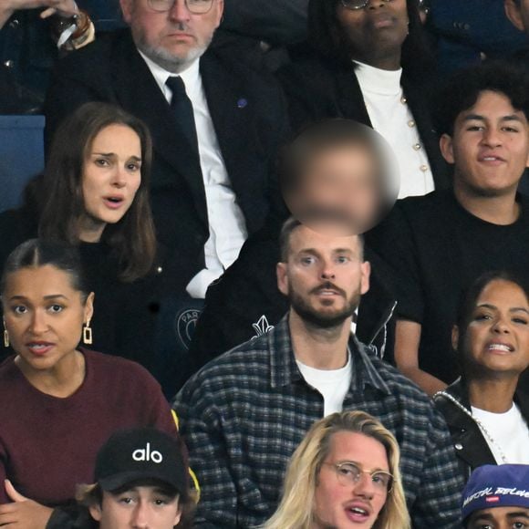 Natalie Portman et son fils Aleph, Angélique Angarni-Filopon (Miss France 2025), Pokora (Matt Pokora), Michel Cymes, Paul Mirabel, Kamel Isker - Célébrités dans les tribunes lors du match de qualification pour la Coupe du Monde 2026 entre la France et l'Islande (2-1) au Parc des Princes à Paris le 9 septembre 2025. © Lionel Urman/Bestimage