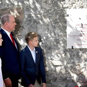 Le prince Albert II de Monaco, la princesse Charlène de Monaco, le prince Jacques de Monaco, marquis des Baux et la princesse Gabriella de Monaco lors de leur visite officielle aux Baux-de-Provence, France, le 5 septembre 2026. © Bruno Bebert/Bestimage