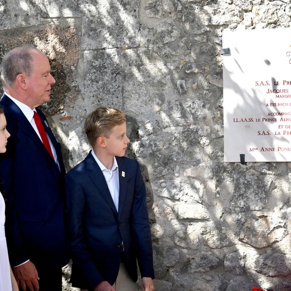Le prince Albert II de Monaco, la princesse Charlène de Monaco, le prince Jacques de Monaco, marquis des Baux et la princesse Gabriella de Monaco lors de leur visite officielle aux Baux-de-Provence, France, le 5 septembre 2026. © Bruno Bebert/Bestimage
