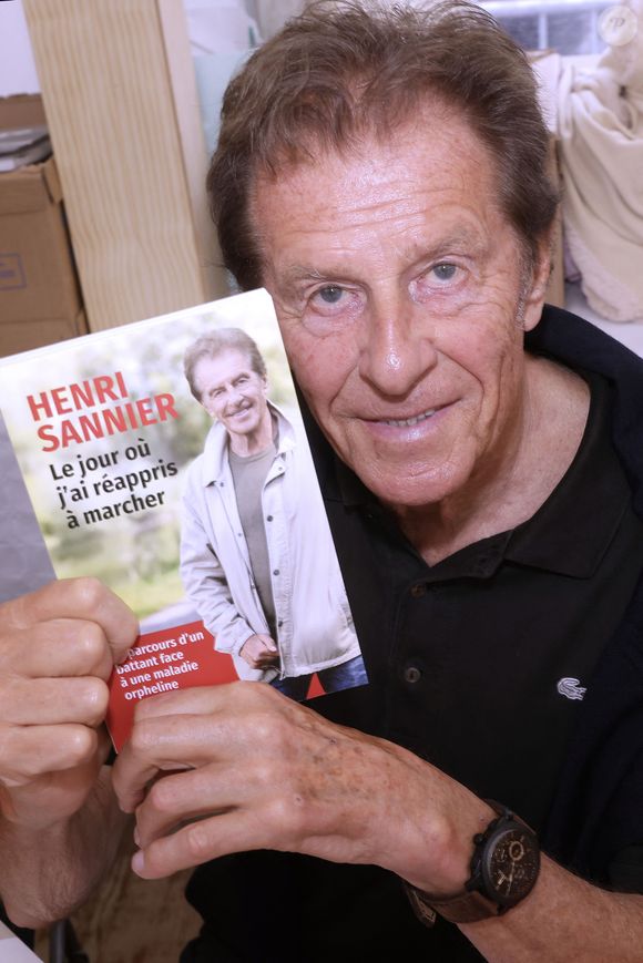 Grâce au traitement de plasmaphérèse qu’il doit suivre à vie, Henri Sannier a néanmoins réussi à se lever et à marcher, lui qui était alors alité dans un lit médicalisé au rez-de-chaussée de son domicile. 

Exclusif - Henri Sannier - Les écrivains de la 37ème édition du salon du livre de Cosne-Cours-sur-Loire le 1er juin 2025.

© Cédric Perrin / Bestimage