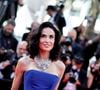 Mais cette transformation serait une illusion : son coiffeur Dimitris Giannetos aurait simplement travaillé ses longues mèches pour créer cet effet.

Demi Moore - Montée des marches du film « La bola negra » lors du 79ème Festival International du Film de Cannes, le 21 mai 2026. © Jacovides-Moreau / Bestimage