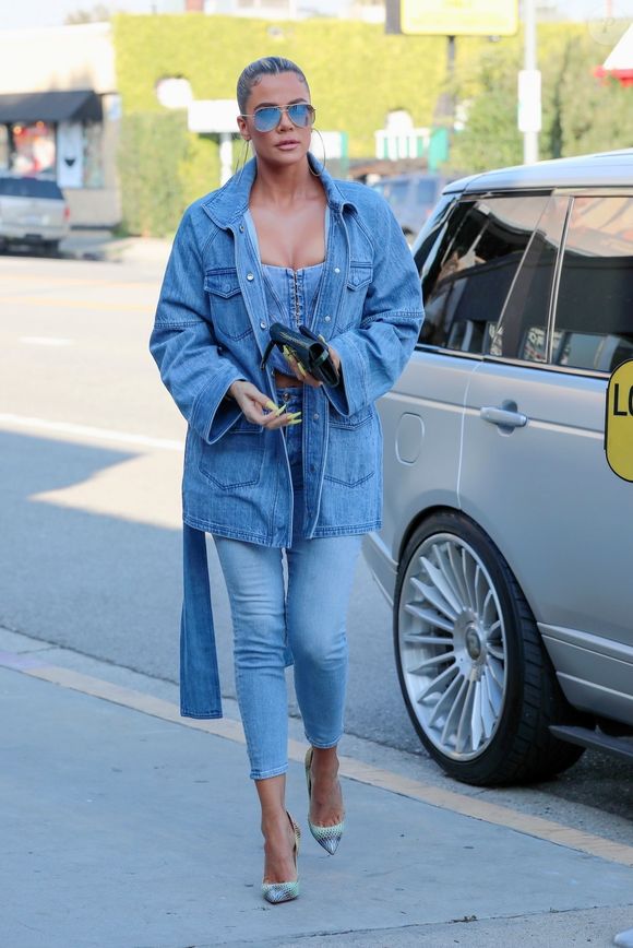 Khloe Kardashian en total look jean en balade dans le quartier de Sherman Oaks à Los Angeles, le 22 janvier 2020