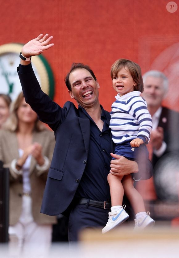 Dans les bras de son père pendant la cérémonie, le fils de Xisca Perello avait l’air très à l’aise

Rafael Nadal et son fils Rafael Junior - Hommage à Rafael Nadal lors des internationaux de France de tennis à Rolnd Garros le 25 mai 2025.

© Dominique Jacovides / Cyril Moreau / Bestimage