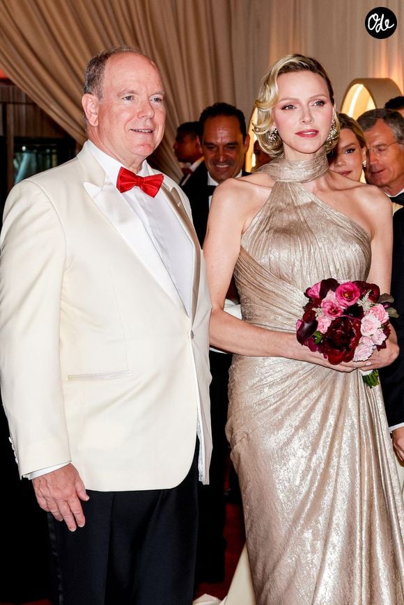Le prince Albert II et la princesse Charlène étaient présents à la Salle des Étoiles en tant qu'hôtes.

Le prince Albert II de Monaco et la princesse Charlene de Monaco lors du 77ème Gala de la Croix-Rouge, salle des Etoiles, à Monaco, le 18 juillet 2026.

© Claudia Albuquerque/Bestimage