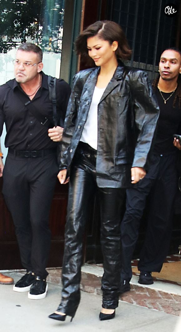 Zendaya a quitté l'hôtel Greenwich à New York avec élégance, arborant un ensemble épuré en cuir noir associé à des escarpins à bout pointu et à un haut blanc simple. Backgrid USA / Bestimage