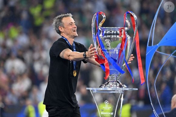 entraîneur Luis ENRIQUE (PSG) à la coupe, coupe, trophée, joie, cérémonie de remise des prix, football UEFA Champions League finale Paris Saint-Germain (PSG) - Inter Milan 5-0, le 31.05.2025 Munich Football Arena,