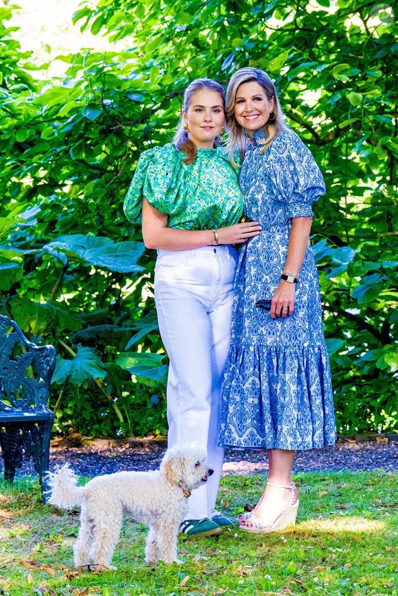 Le roi Willem-Alexander, la reine Maxima, la princesse Amalia, la princesse Alexia, la princesse Ariane et leur chien Mambo posent lors de la séance photo annuelle d'été au palais Huis Ten Bosch à La Haye. Photo by Backgrid USA / Bestimage