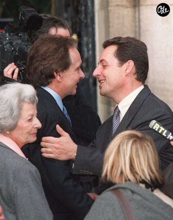 C'est Nicolas Sarkozy, le maire de l'époque, qui a chapeauté la cérémonie civile devant un parterre d'invités prestigieux...

Nicolas Sarkozy au mariage civil de Michel Sardou et Anne-Marie Périer, Neuilly, 11/10/99. Crédit Abaca