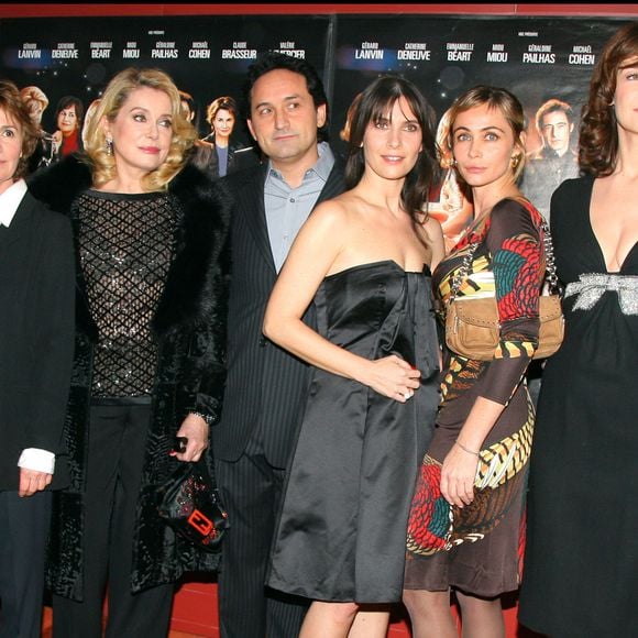 Enfin, cette comédienne accomplie a également mené une riche carrière au théâtre.

Miou-Miou, Catherine Deneuve, Géraldine Pailhas (en Prada), Emmanuelle Béart, Valérie Lemercier et Claire Maurier - Première du film "Le Héros de la famille" au cinéma UGC Normandie de Paris

© OLIVIER BORDE / BESTIMAGE