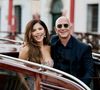L’union de Jeff Bezos et Lauren Sánchez, organisée sur l’île de San Giorgio Maggiore, aurait coûté jusqu’à 56 millions d’euros et généré un impact économique proche du milliard.

Jeff Bezos et sa femme Lauren Sanchez quittent l'hôtel "Aman" pour se rendre à l'Arsenal pour le bal "Pyjama Party" qui clôture leur mariage à Venise @Backgrid USA / Bestimage